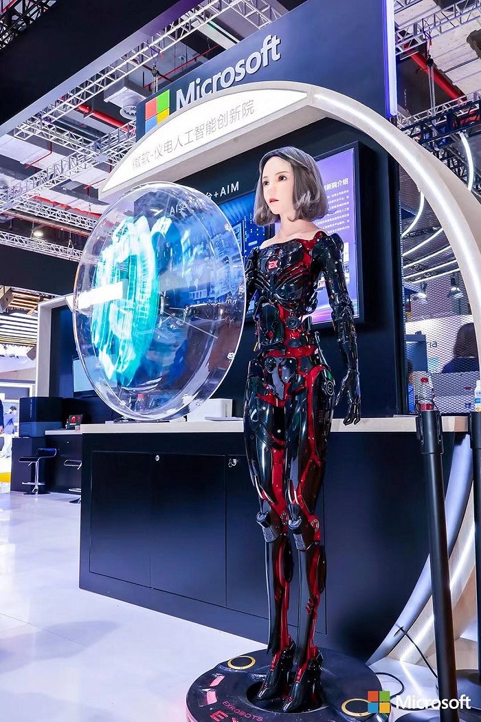 有溫度、有表情，未來舞臺的智慧新聲——進博會上的主持與講解機器人
